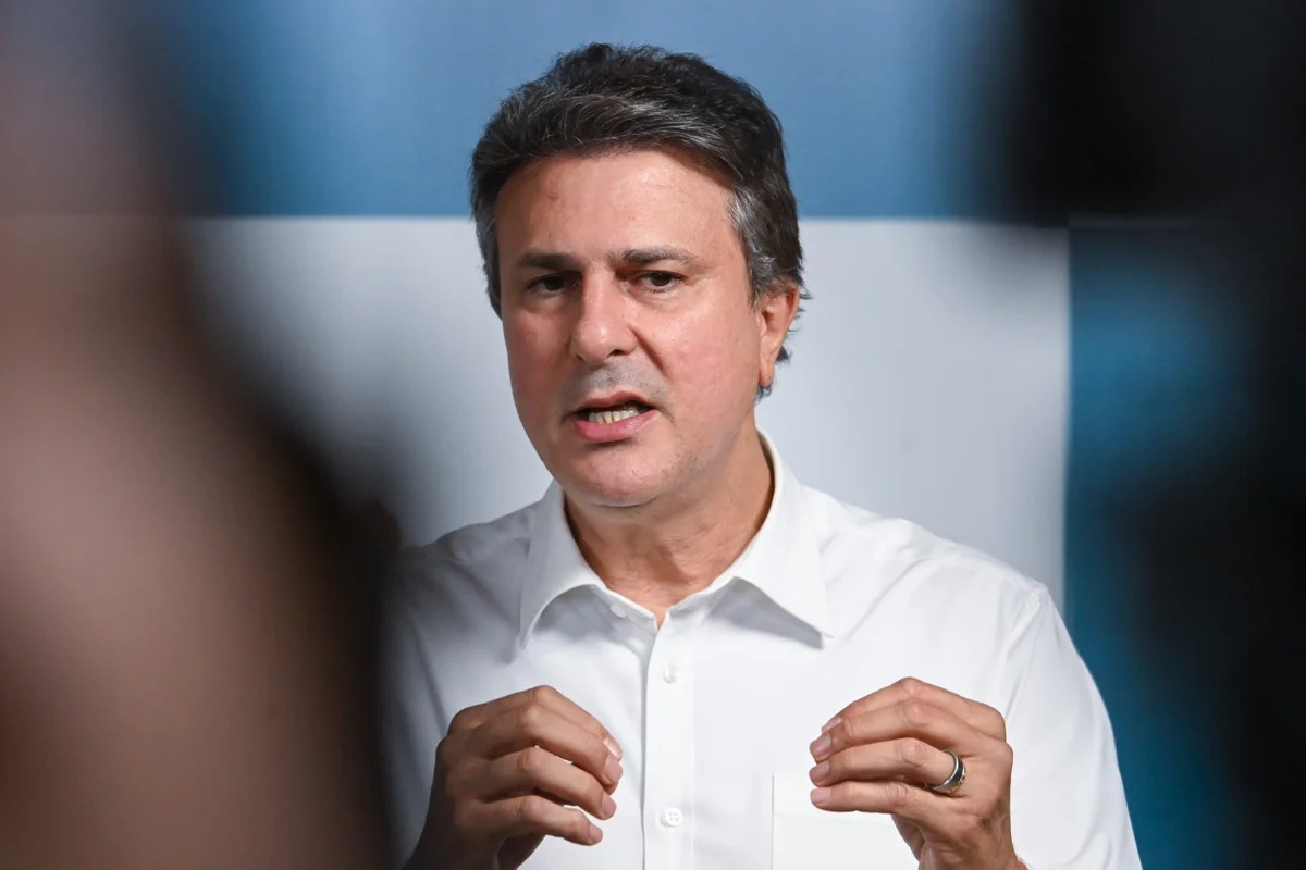 Camilo Santana critica proposta de Flávio Bolsonaro para o Bolsa Família e aponta potencial impacto em programas sociais