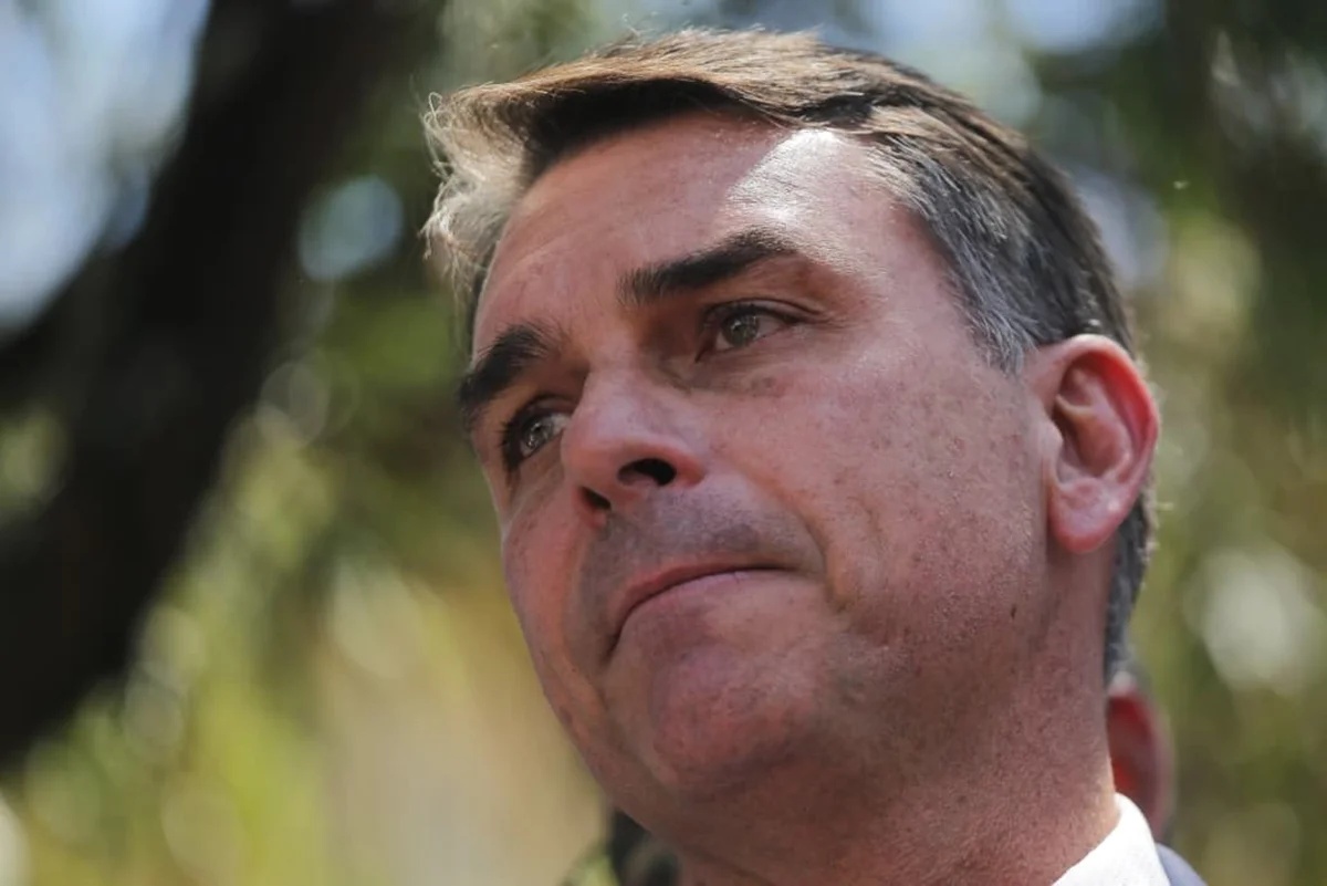 Flávio Bolsonaro nega intenção de acabar com o Bolsa Família e acusa Lula de divulgar fake news