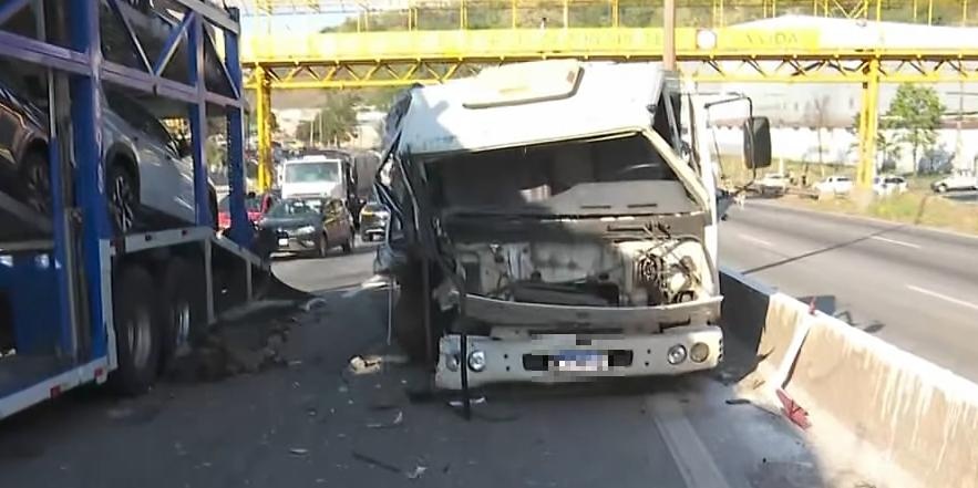 Acidente envolvendo carreta cegonheira, caminhão e motocicleta causa interdição parcial no Anel Rodoviário de Belo Horizonte