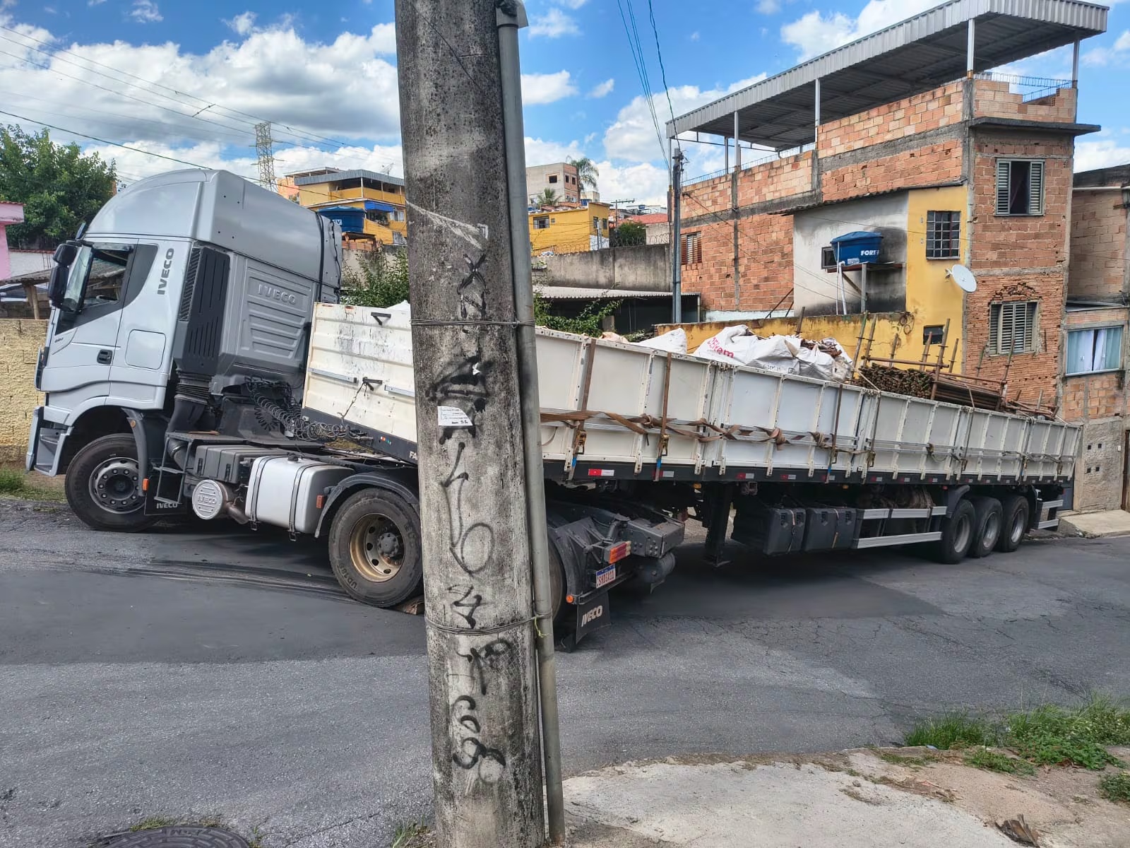 Carreta desgovernada atinge residência na Grande Belo Horizonte e causa danos estruturais