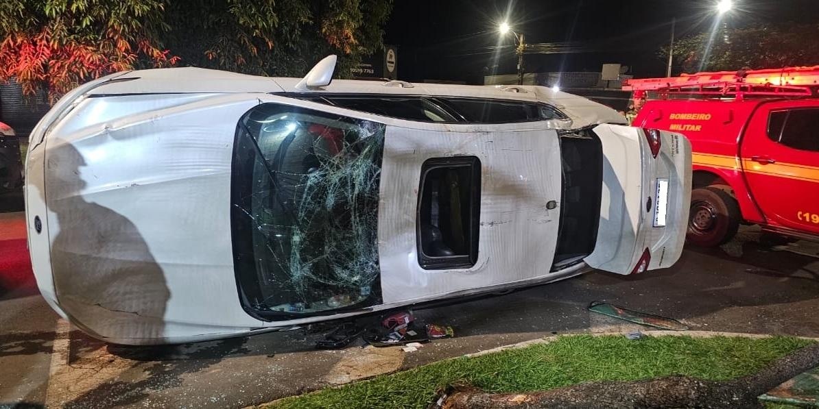 Homem e dois filhos ficam feridos após capotamento de veículo no bairro São Jorge, em Uberlândia