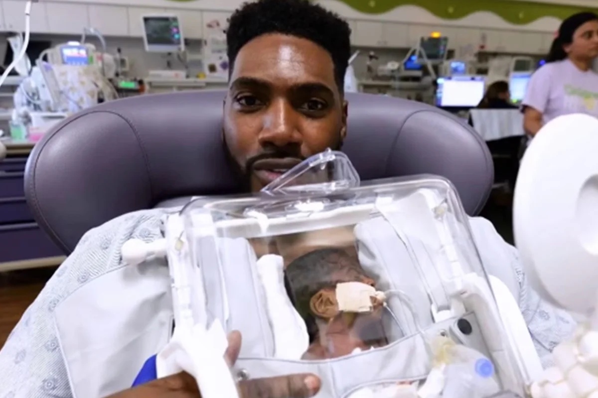 Incubadora portátil facilita contato pele a pele entre pais e bebês prematuros na UTI neonatal