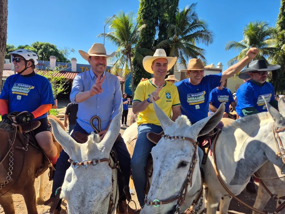 Flávio Bolsonaro realiza gravações de vídeos com artistas sertanejos em Goiás para a campanha eleitoral