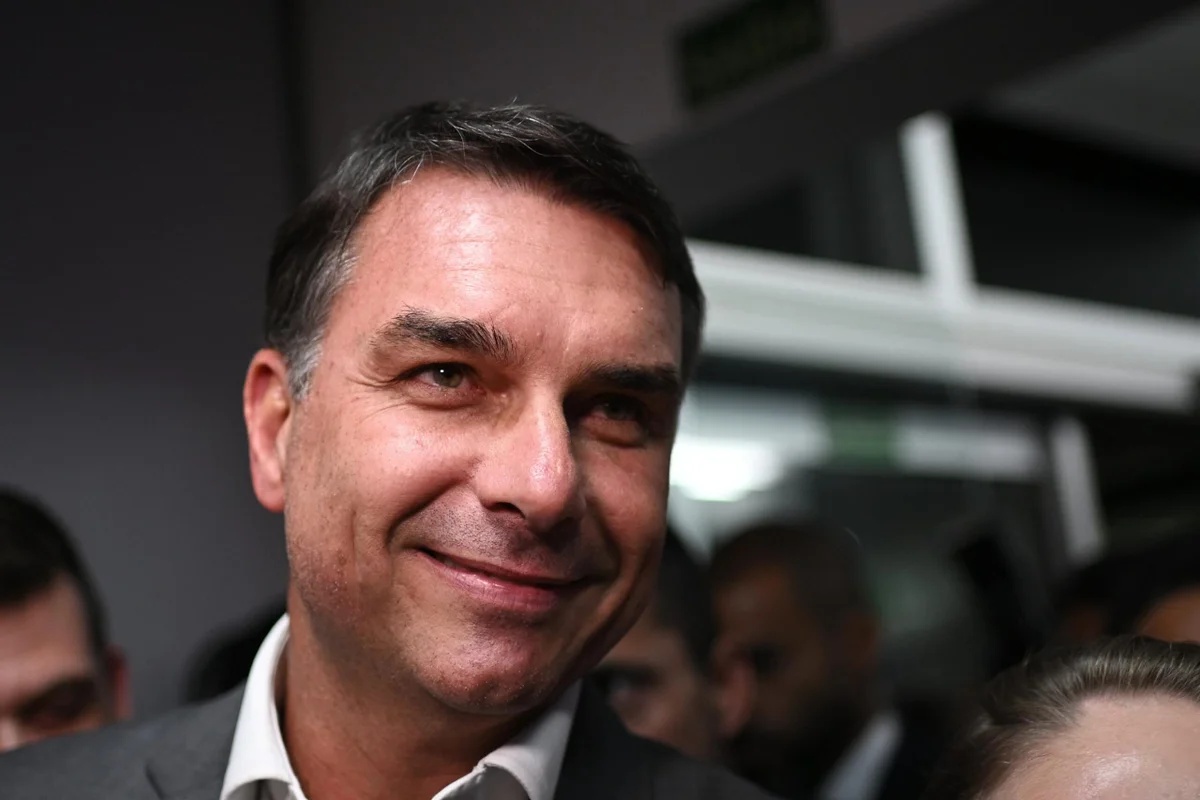 Campanha de Flávio Bolsonaro anuncia proposta de devolução de parte de valores pagos via Pix e cria programa de recompensas