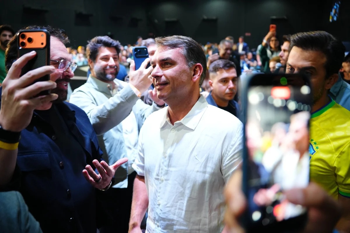 Flávio Bolsonaro reúne influenciadores digitais para fortalecer campanha presidencial e combater fake news