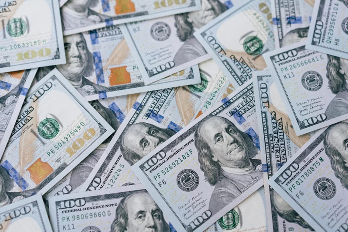 Dólar inicia o dia em leve alta diante de cenários de balanços e cenário político no Brasil