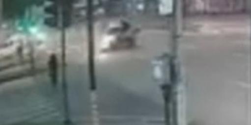 Motociclista avança sinal, colide com carro e atinge pedestre na avenida Tereza Cristina, em Belo Horizonte