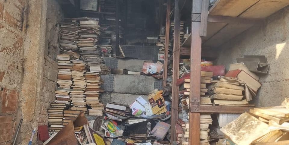 Incêndio em depósito de livros em Belo Horizonte mobiliza equipes do Corpo de Bombeiros por mais de três horas