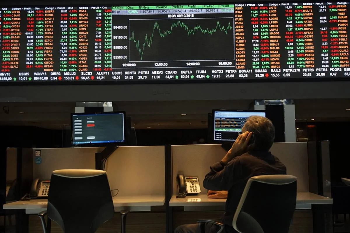 Bolsa brasileira encerra em queda após divulgação de pesquisas eleitorais e dados internacionais
