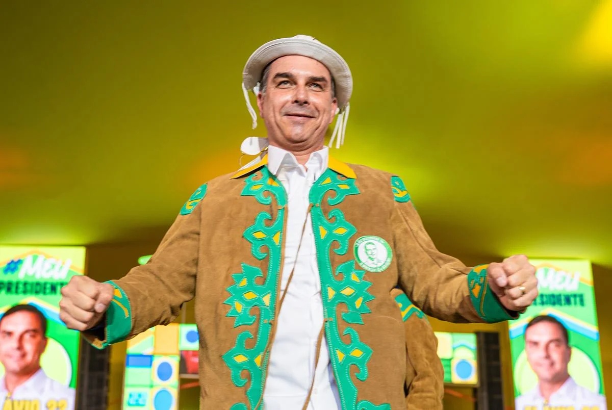 Flávio Bolsonaro intensifica esforços para reduzir vantagem de Lula no Nordeste na reta final do segundo turno