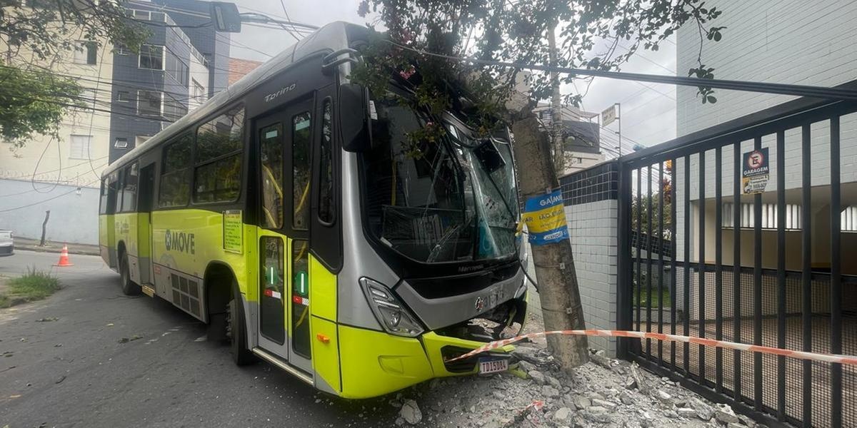 Ônibus do Move colide com poste na região da Pampulha e causa queda de energia no bairro Dona Clara