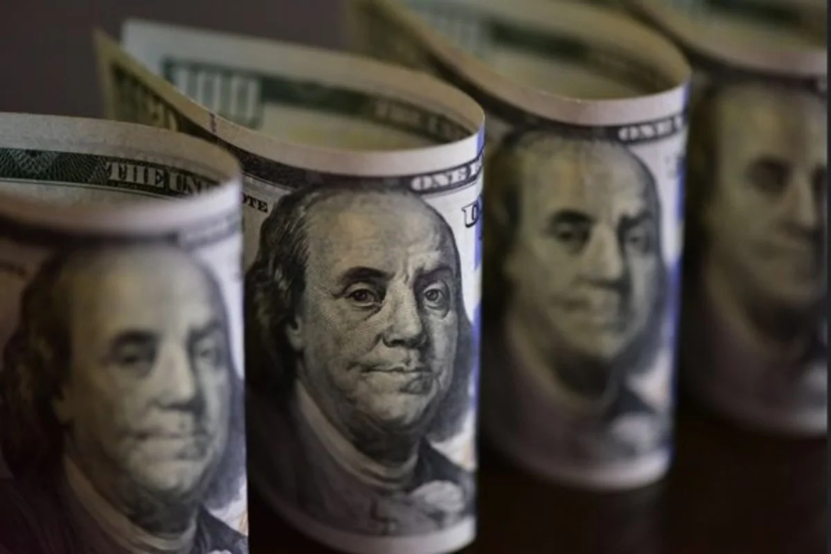 Dólar mantém estabilidade frente ao real diante de alta do petróleo e queda nas bolsas asiáticas