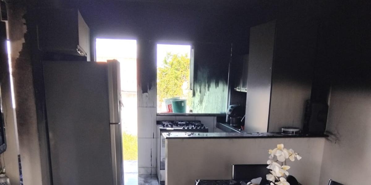 Faxineira e filho autista solicitam doações após incêndio destruir residência em Esmeraldas