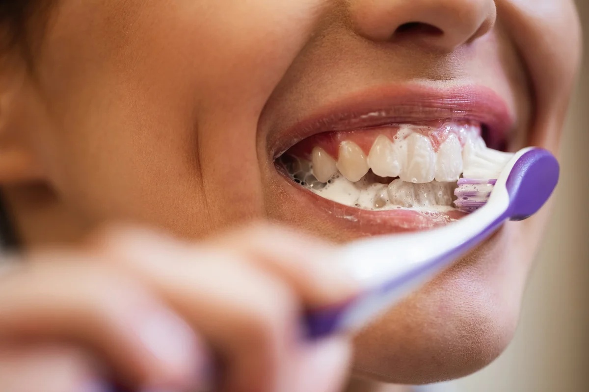 Escovar os dentes com força pode causar danos à gengiva e ao esmalte dental