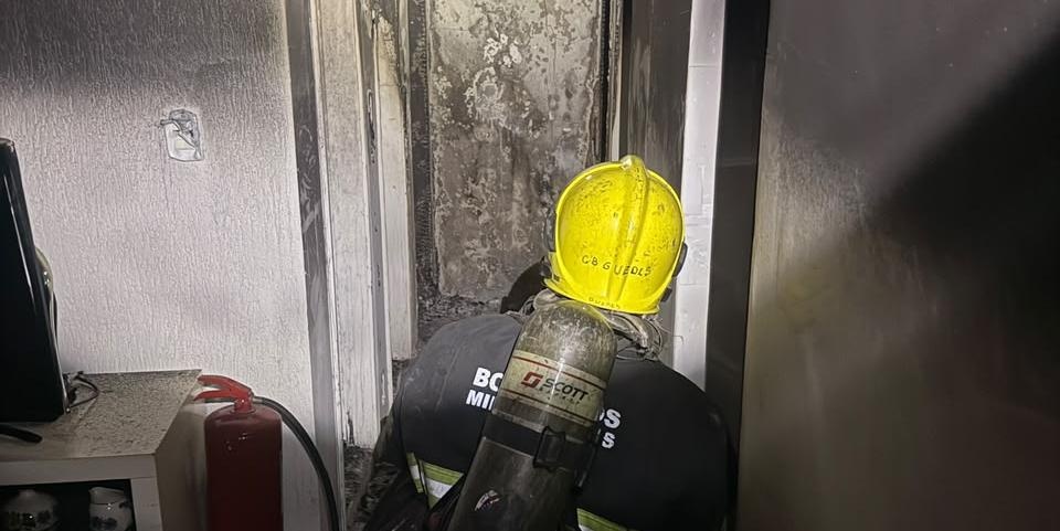Incêndio destrói dois cômodos de apartamento no bairro São Lucas, em Belo Horizonte, e bombeiros resgatam dois gatos
