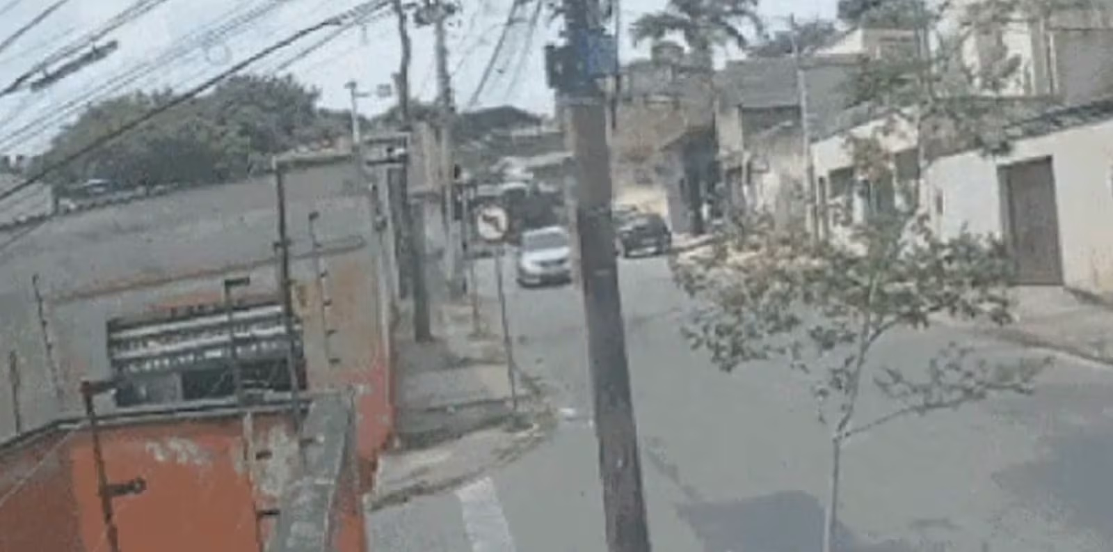 Caminhão desgovernado carregado com sucata derruba poste e causa interrupção de energia em Belo Horizonte